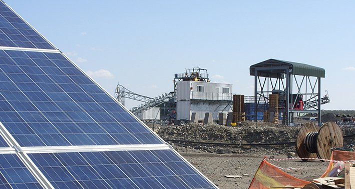 Photovoltaic systems can substantially reduce the operating costs of industrial plants – like the standalone power system, which SMA equipped with the required fuel save controller, in this mine in South Africa. Diesel generator output: 2 x 800 kVA; photovoltaic output: 1 MWp; savings according to SMA: up to 450,000 liters of diesel per year.