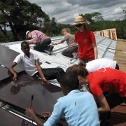 Mit der Installation auf dem Dach ihrer eigenen Schule konnten die Schüler bereits wichtige Erfahrungen sammeln und weitergeben