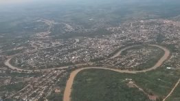 Cobija ist extrem abgelegen und bei dem für die Region typischen Starkregen nur schwer erreichbar. Wenn der Grenzfluss Rio Acre über die Ufer tritt, wird auch der Zuweg zum Dieselkraftwerk oft unpassierbar.