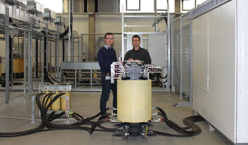 Jakob Issleib und Enrico Gross im Test Zentrum für hybride Energieversorgungssysteme bei SMA