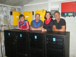 The landlord and landlady of the Ostpreußenhütte, Barbara Weiss and Harald Anders (on the right), are happy with this new, highly reliable battery. Photo with the commissioning engineers from Meisl.