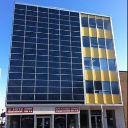 Insgesamt 96 Solarmodule sind an der Fassade des Gebäudes in Anchorage, Alaska, angebracht und erzeugen mit 3 Sunny Boy 6000-US Solarstrom.
