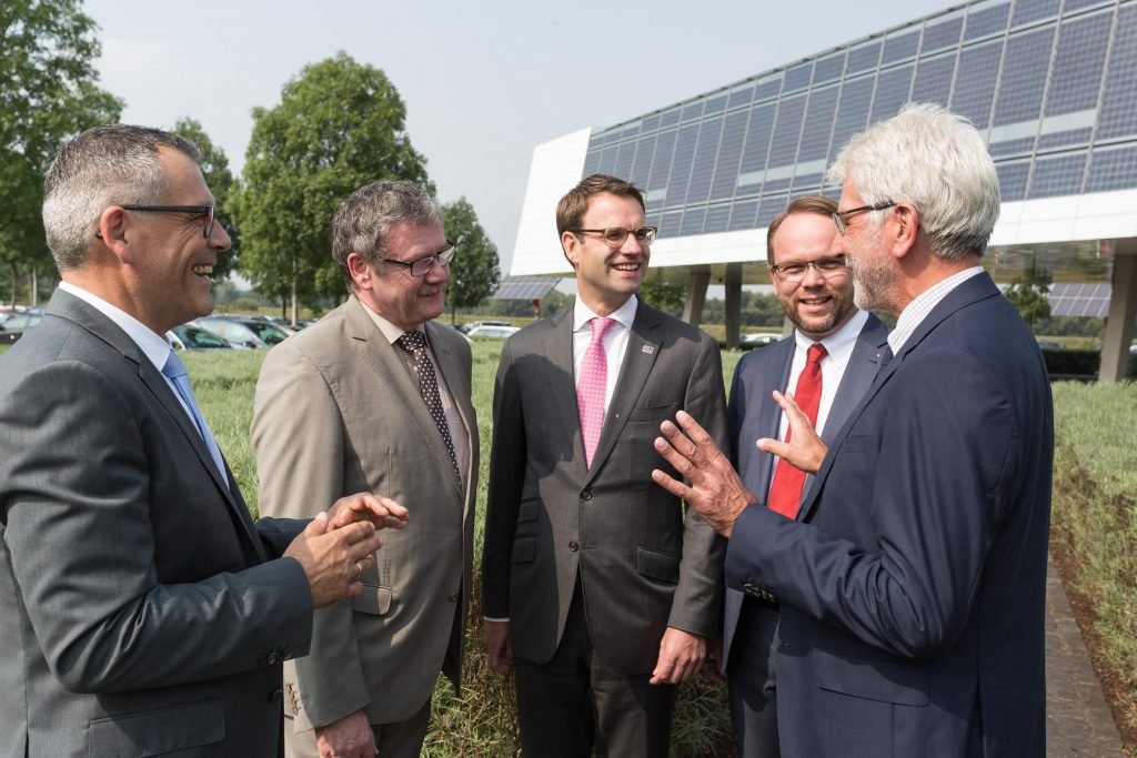 Discussion outside the Günther Cramer Solar Academy (left to right): Mayor of Niestetal Andreas Siebert, District Administrator Uwe Schmidt, SMA CEO Pierre-Pascal Urbon, Member of State Parliament Timon Gremmels, and the Mayor of Kassel Bertram Hilgen. 