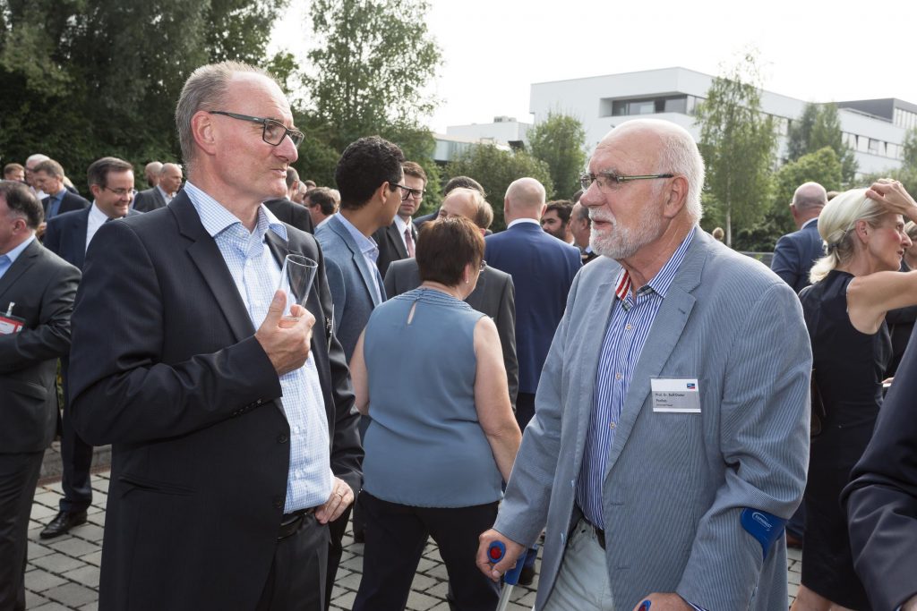 SMA Weggefährten: IdE Geschäftsführer Dr. Hoppe-Kilpper im Gespräch mit Prof. Dr. Postlep, ehemaliger Präsident der Universität Kassel. SMA Weggefährten: IdE Geschäftsführer Dr. Hoppe-Kilpper im Gespräch mit Prof. Dr. Postlep, ehemaliger Präsident der Universität Kassel.