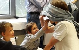 Senf oder Apfel: die Kinder beim Geschmackstest 