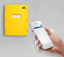 sunnyisland-konfiguration-via-smartphone Dank integriertem Web-Interface und der Standardschnittstellen WLAN und Ethernet lässt sich der Sunny Island ab sofort einfach per Smartphone oder Tablet konfigurieren und überwachen.